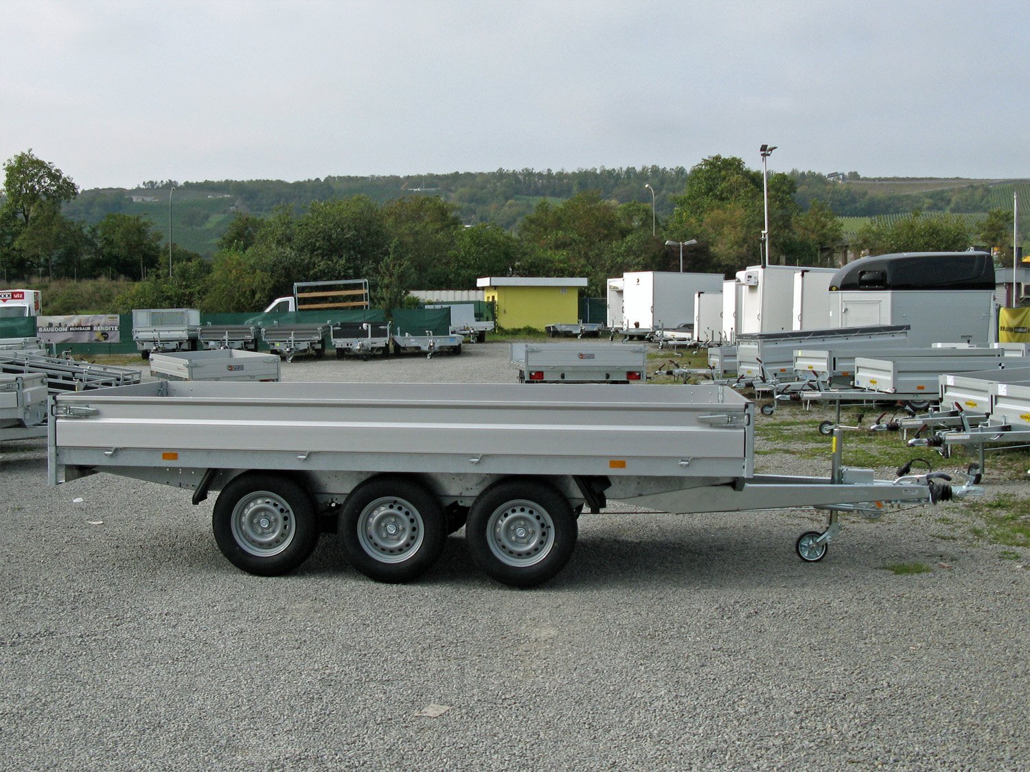 Hapert Azure H-3 – 3500 – 6050 x 2400 3-Achser – Parabelfederung 185R14C – Bild 1
